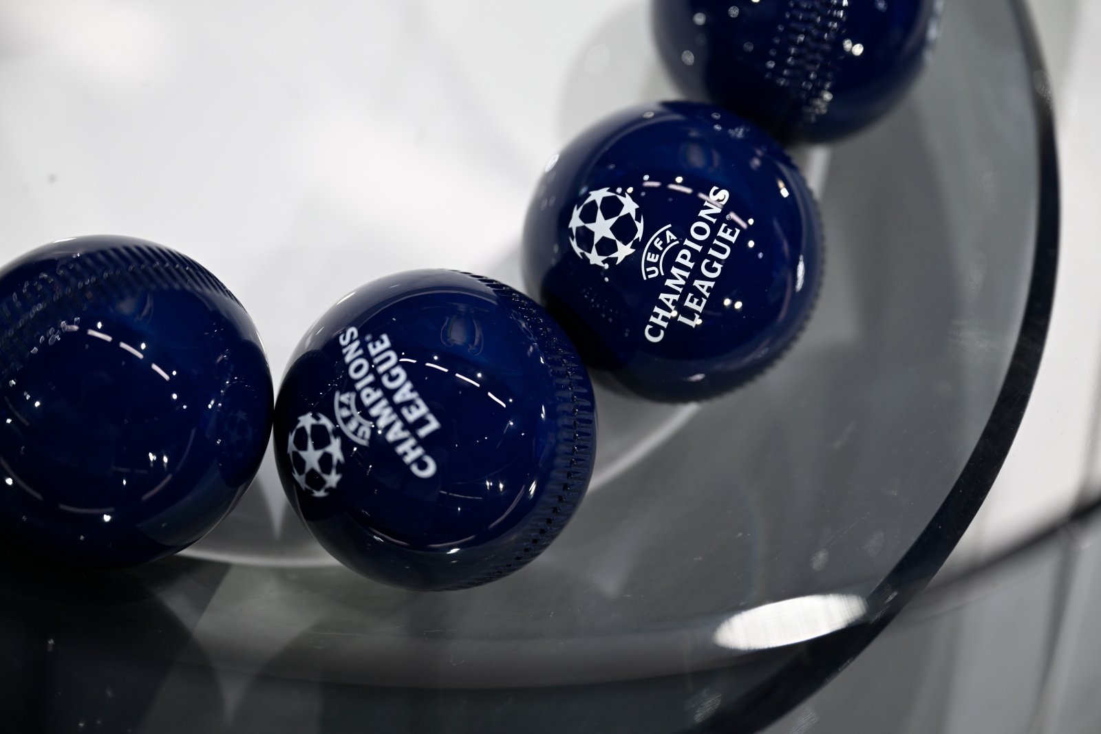 Champions-League-Loskugeln bei einer UEFA-Auslosung.