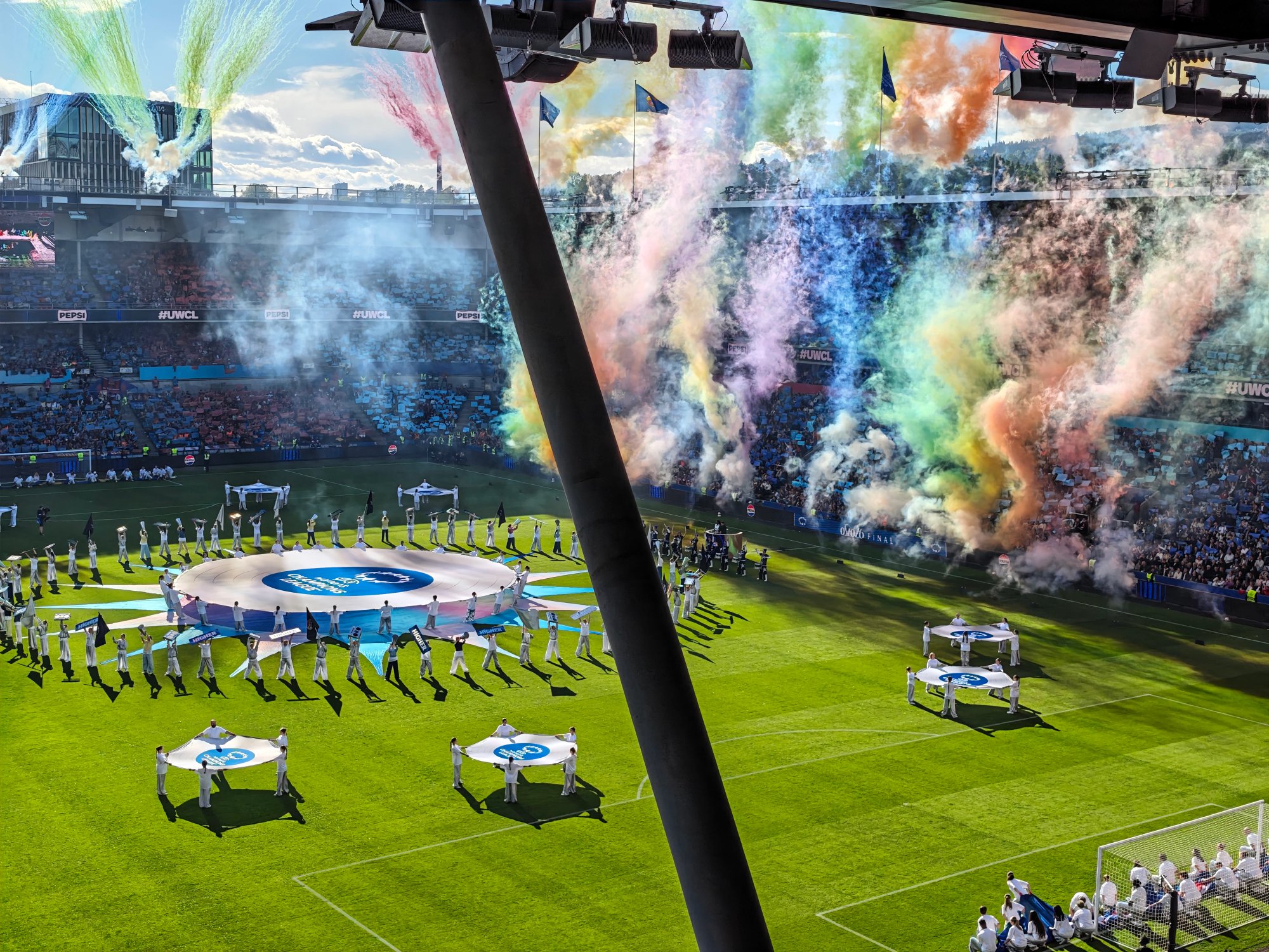 Eröffnungszeremonie des Women’s-Champions-League-Finals im Ullevaal Stadion mit bunten Rauchfontänen über den Tribünen.
