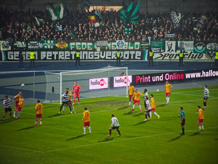 Modernisiertes Lohrheidestadion beim Westfalenpokalspiel zwischen SG Wattenscheid 09 und Preußen Münster. 