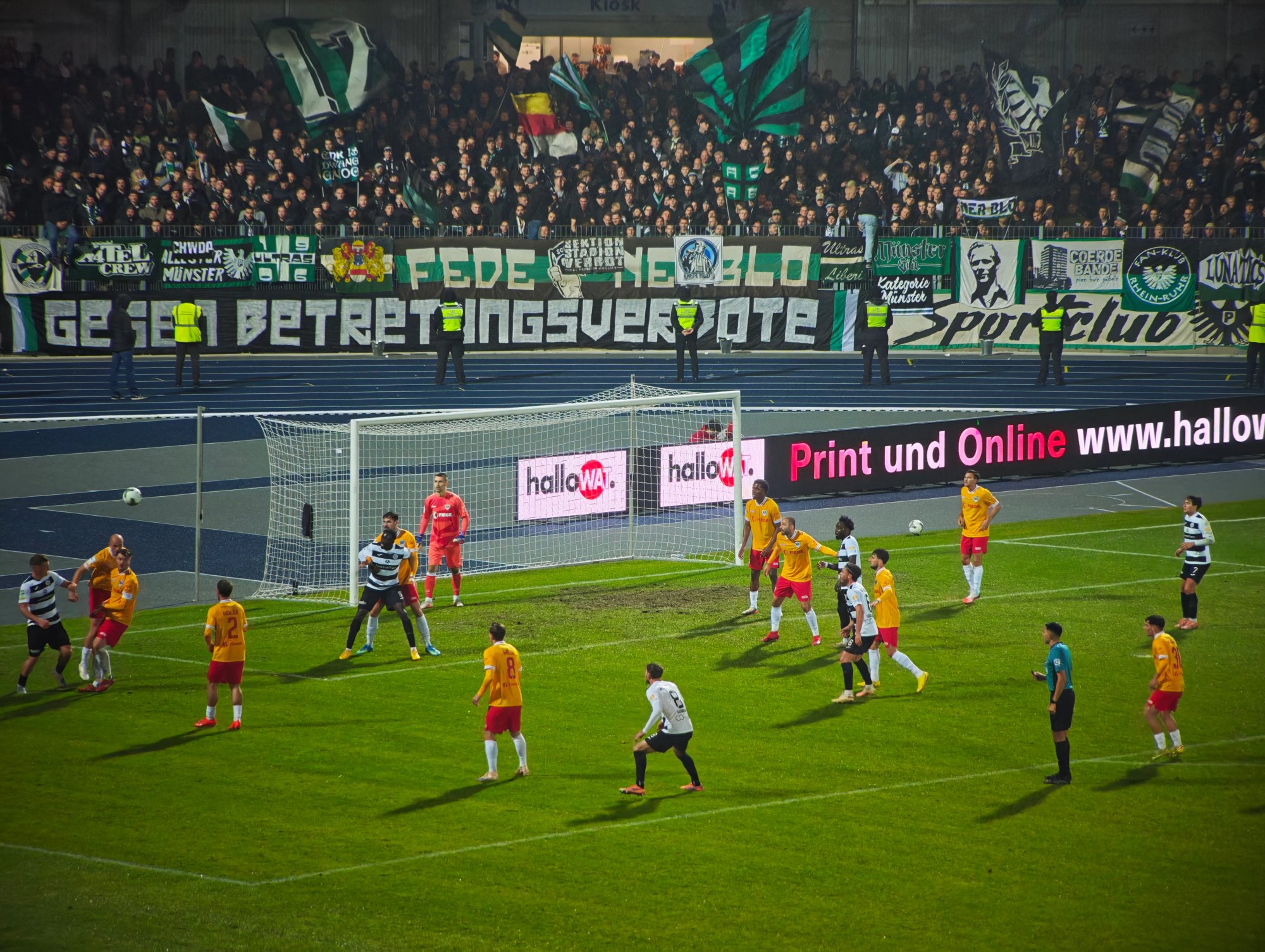 Modernisiertes Lohrheidestadion beim Westfalenpokalspiel zwischen SG Wattenscheid 09 und Preußen Münster.