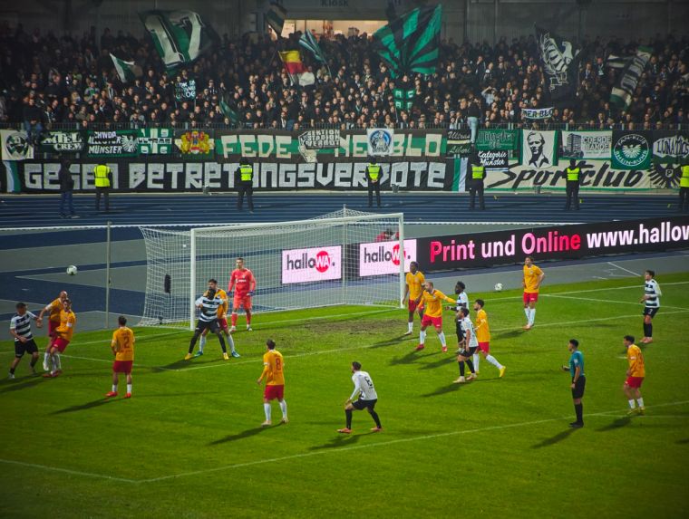 Modernisiertes Lohrheidestadion beim Westfalenpokalspiel zwischen SG Wattenscheid 09 und Preußen Münster.