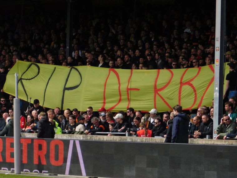 Fans von Go Ahead Eagles zeigen beim IJsselderby gegen PEC Zwolle ein großes gelbes Banner mit der Aufschrift „RIP DERBY“ auf der Tribüne der De Adelaarshorst.