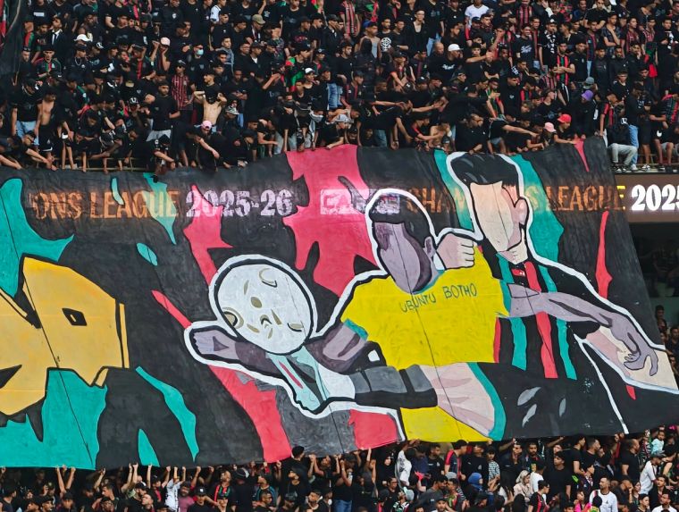 CAF-Champions-League-Finale zwischen AS FAR Rabat und Mamelodi Sundowns im Stade Prince Moulay Abdellah. Tausende marokkanische Fans präsentieren eine große Choreografie mit rot-grünem Rauch auf der voll besetzten Tribüne.