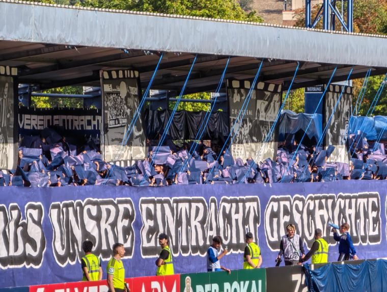 Choreografie der Eintracht-Trier-Fans mit Motiven aus der Vereinsgeschichte und einem langen Spruchband im Moselstadion.