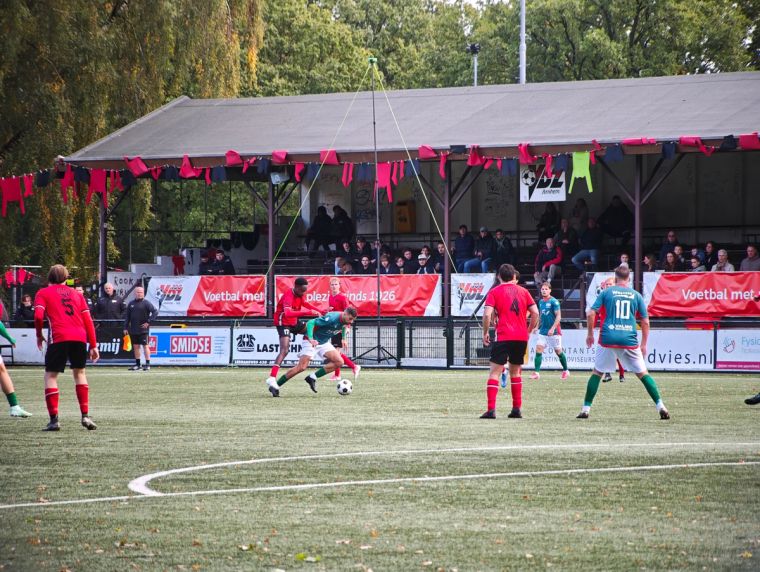 Historische Holztribüne von VDZ Arnhem im Sportpark ’t Cranevelt während eines Fußballspiels gegen VV Germania. Die überdachte Tribüne mit Holzbänken und rot-schwarzer Dekoration zählt zu den ältesten Tribünen der Niederlande.