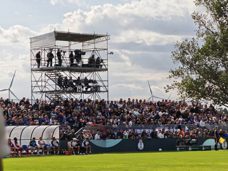Volle Zusatztribüne und provisorischer Kameraturm im Sportpark Krieschow beim DFB-Pokalspiel gegen Mainz 05.