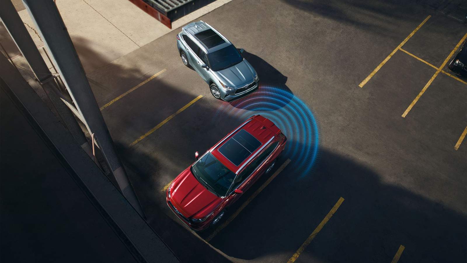 Toyota highlander Blind spot monitoring system showing backup assist to avoid an oncoming vehicle
