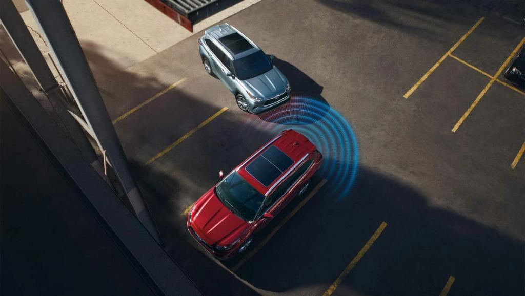 Toyota highlander Blind spot monitoring system showing backup assist to avoid an oncoming vehicle