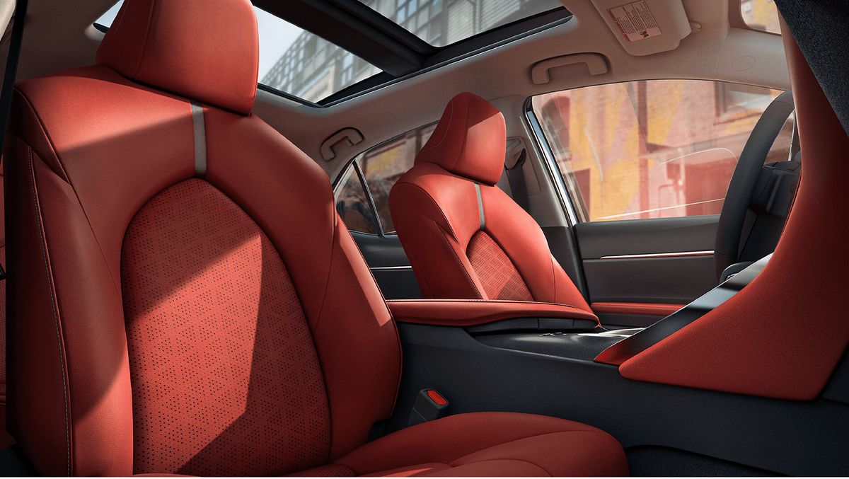 Toyota Camry Asientos tapizados en piel color Cockpit Red disponibles
