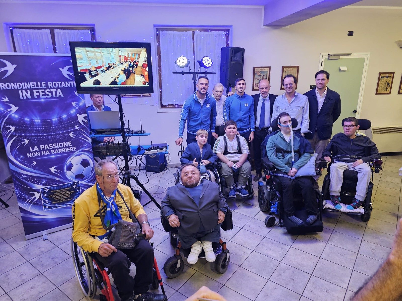 Foto Rondinelle Rotanti con il presidente di Fondazione Giovanni Olivini, i calciatori Alberto Rizzo e Davide Guglielmotti, il Direttore dell'Area Tecnica Mauro Pederzoli e l'Assessore allo Sport del Comune di Brescia Alessandro Cantoni