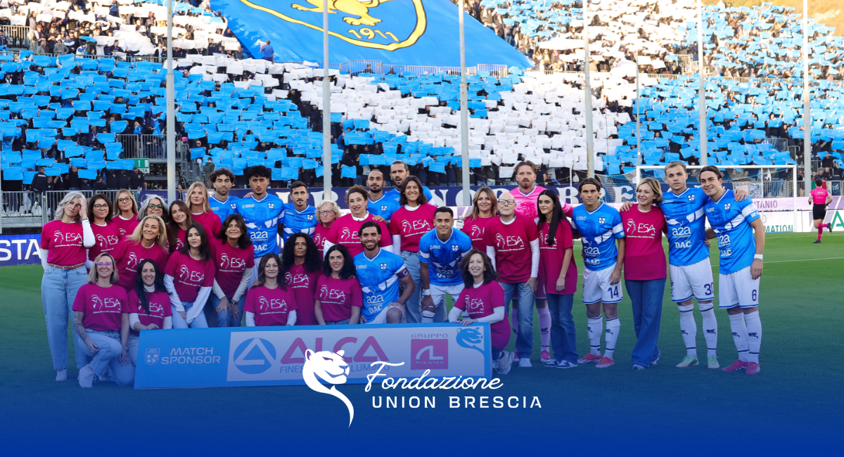 Le volontarie di ESA assieme all'undici titolare di Union Brescia prima del match contro il Cittadella