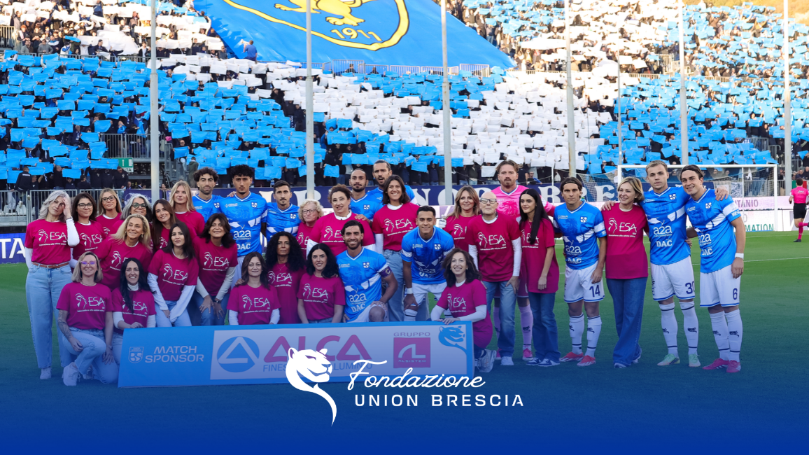 Le volontarie di ESA assieme all'undici titolare di Union Brescia prima del match contro il Cittadella