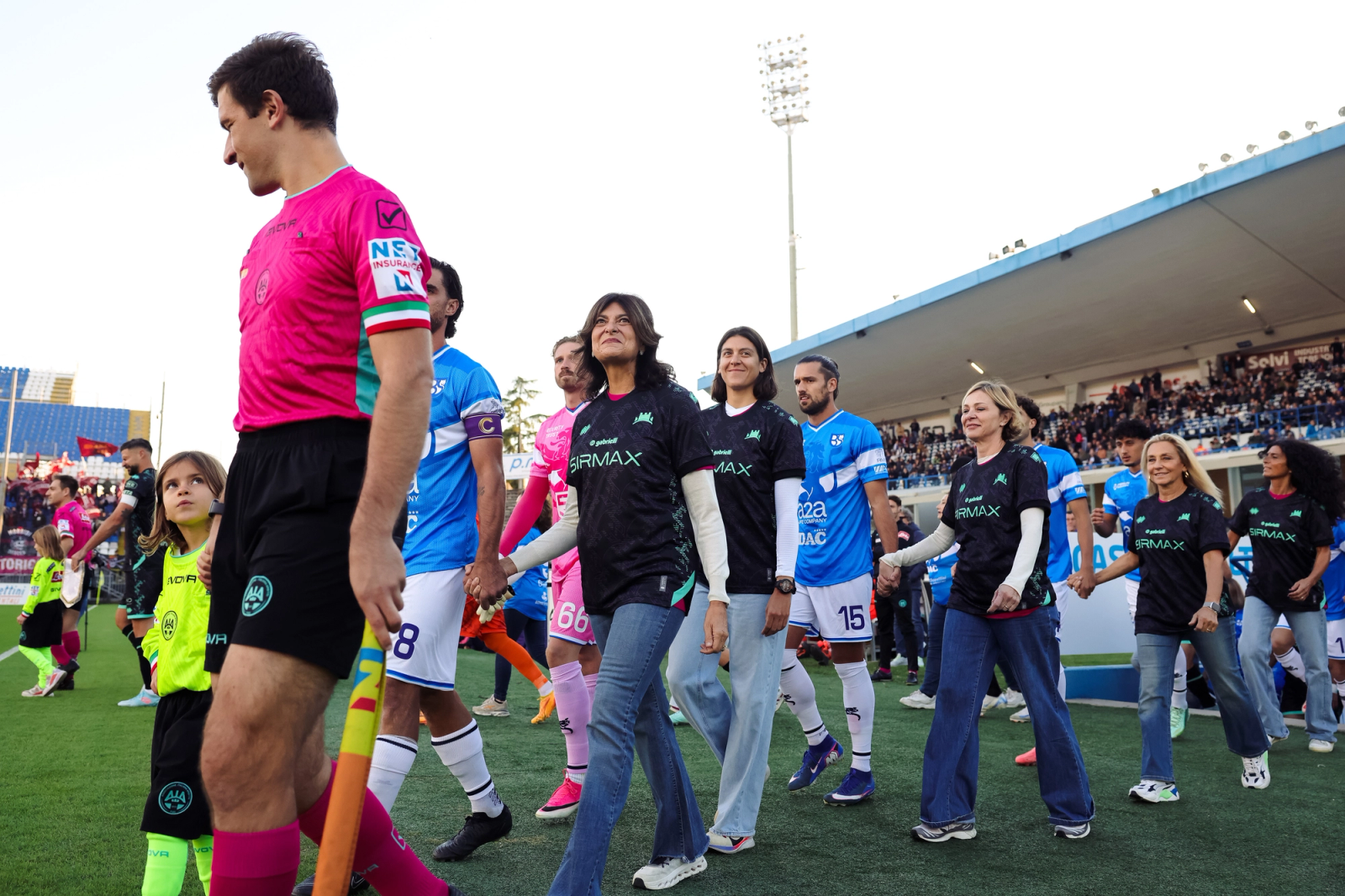 Le volontarie di ESA accompagnano i calciatori di Union Brescia e Cittadella sul terreno di gioco