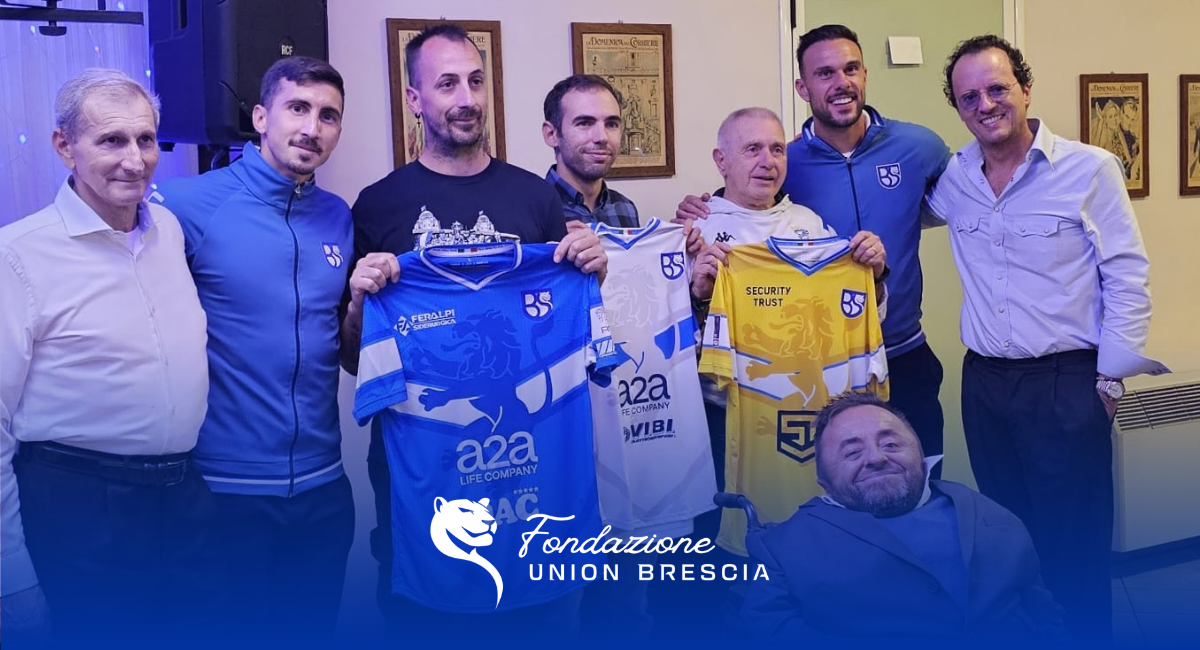 Il presidente delle Rondinelle Rotanti Alberto Bergomi assieme a Carlo Fiori premiano i vincitori del contest "Indovina il Brescia" in foto anche Alberto Rizzo, Davide Guglielmotti e il presidente della Fondazione Giovanni Olivini