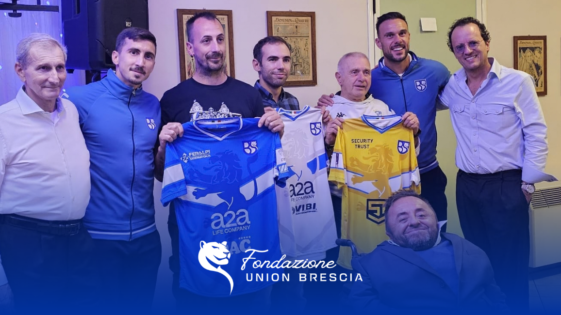 Il presidente delle Rondinelle Rotanti Alberto Bergomi assieme a Carlo Fiori premiano i vincitori del contest "Indovina il Brescia" in foto anche Alberto Rizzo, Davide Guglielmotti e il presidente della Fondazione Giovanni Olivini