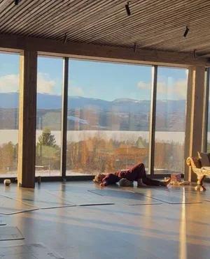 Sparkling pre-Christmas: soft flow and restorative yoga