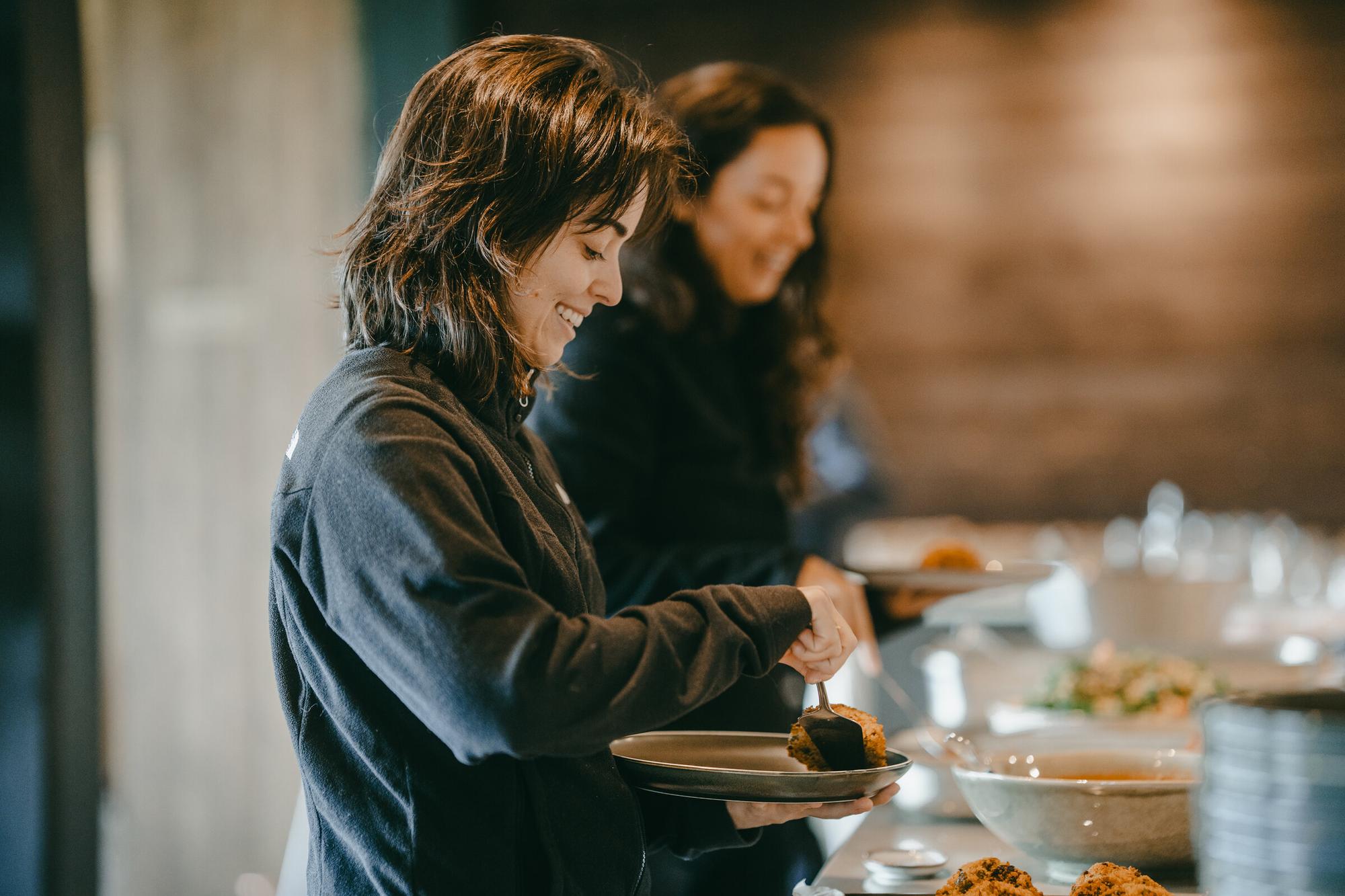 Gjester forsyner seg fra lunsjbuffeten