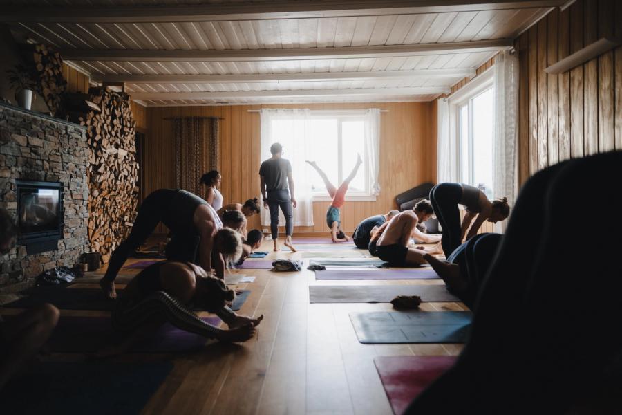 En yogatime i Durga, med peisen i stein og vinduene mot fjellet