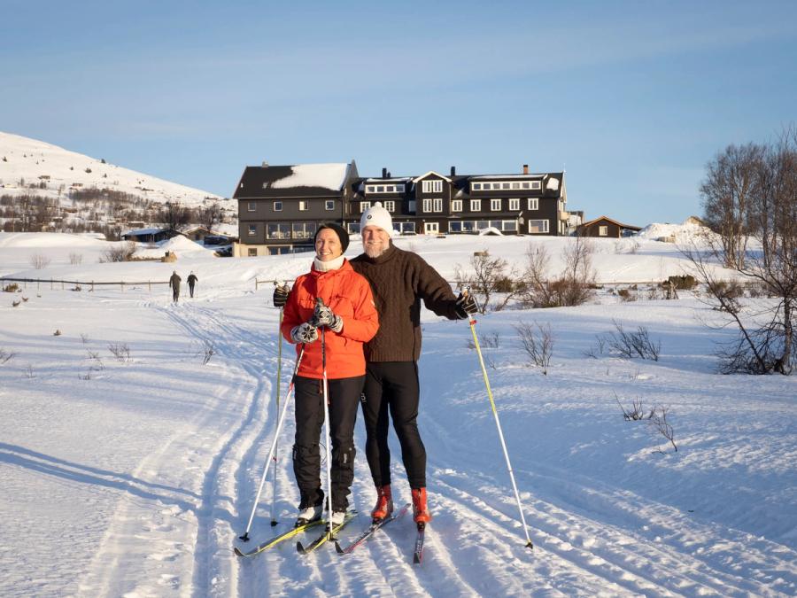 To gjester på langrennsski i løypa nedenfor hotellet