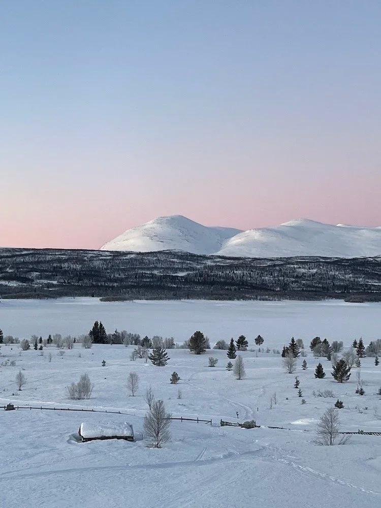 Pink mountains at Nøsen