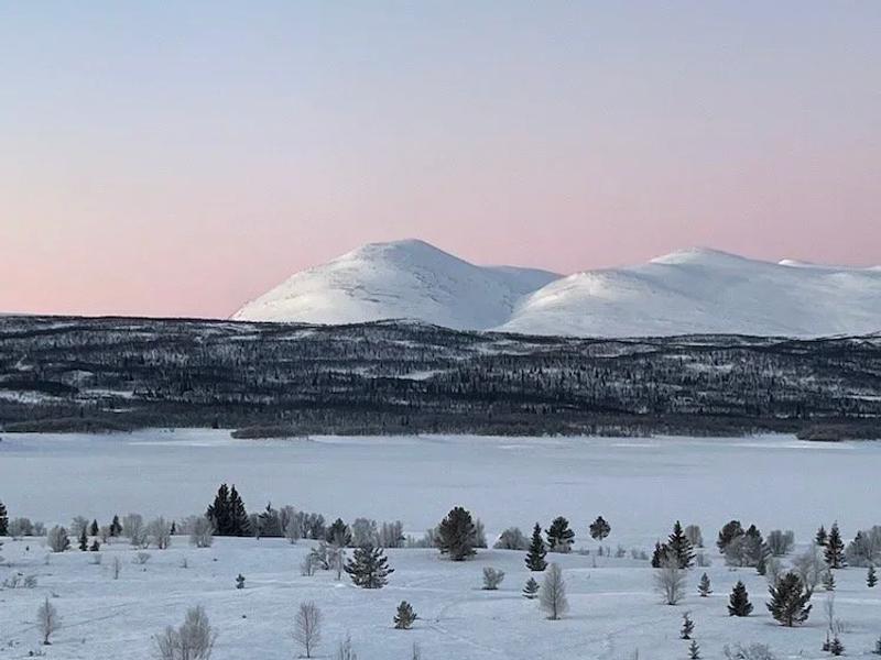 Pink mountains at Nøsen