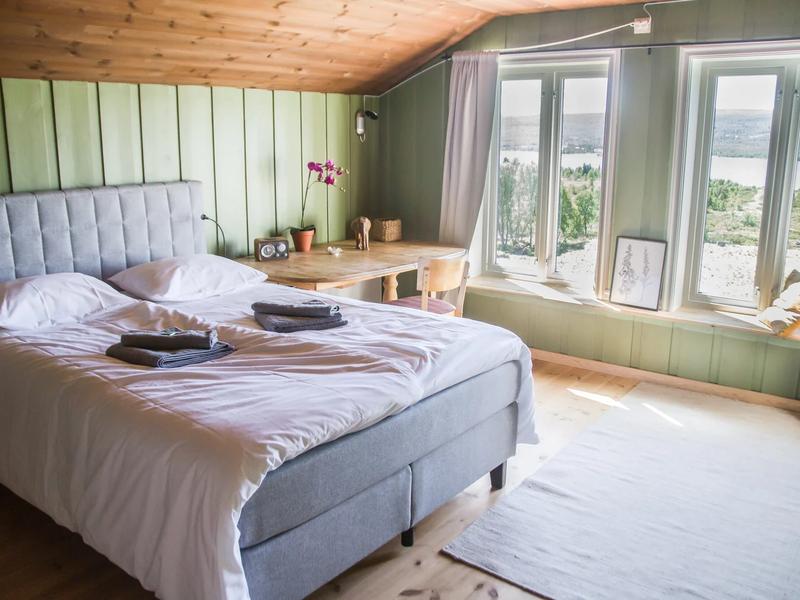 A deluxe guest room at Nøsen