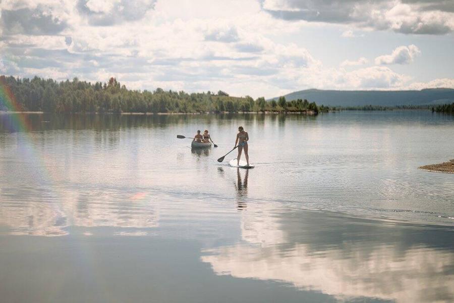 SUP-brett og kano på det blikkstille vannet