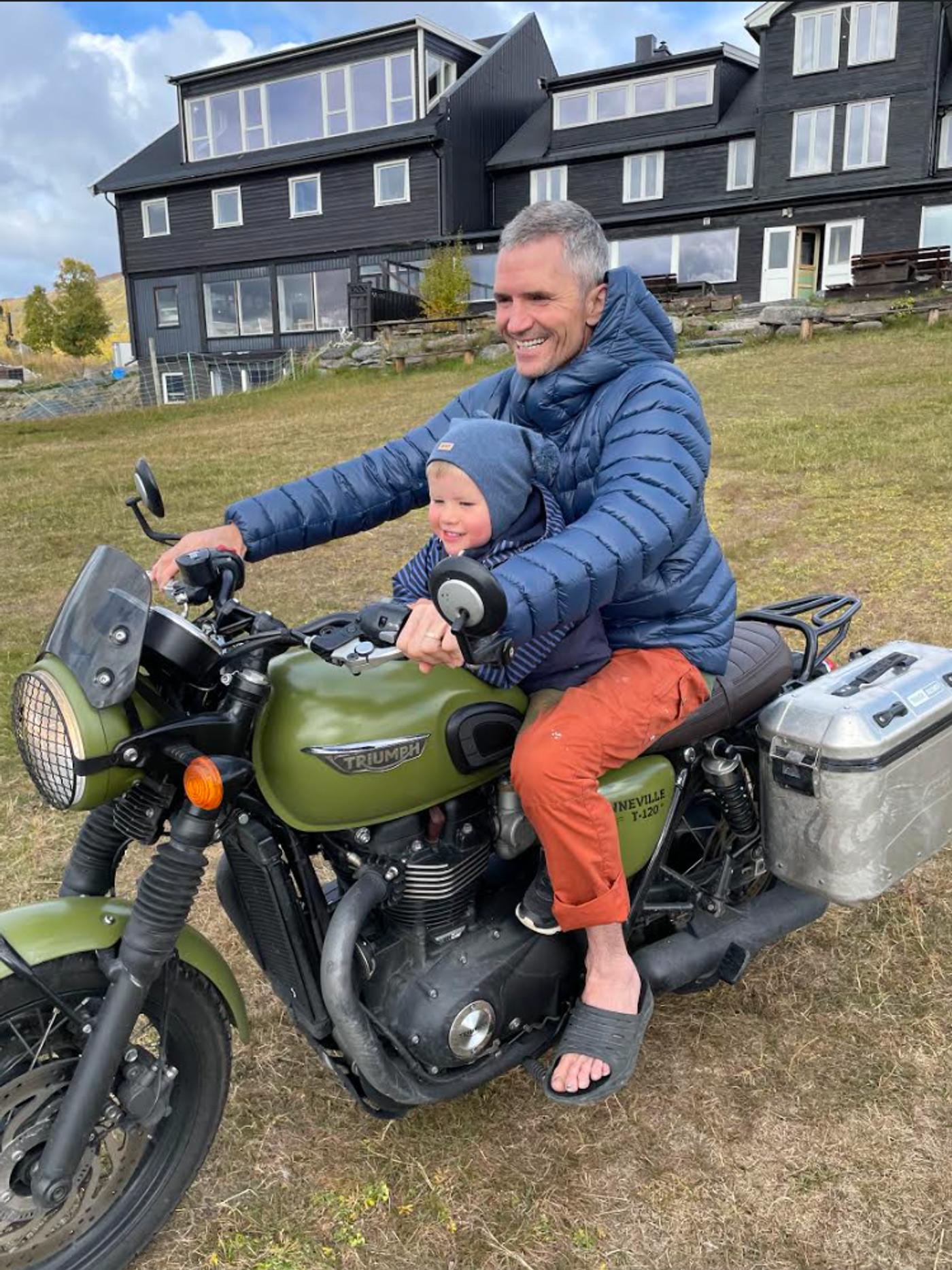 Alexander og hele Nøsens sjarmør og ‘husguru’ Oskar