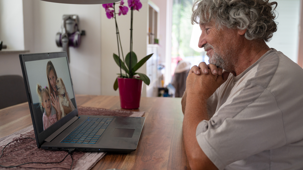 Kennismaking tussen oppas, hond en eigenaar