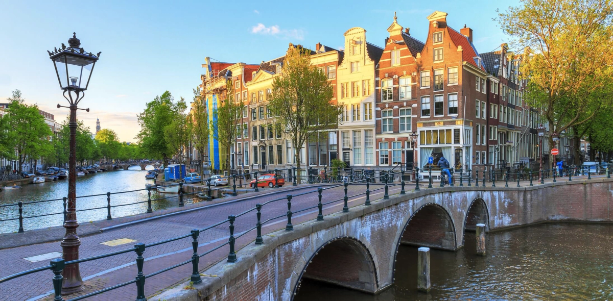 Wandelen met hond door de Jordaan in Amsterdam