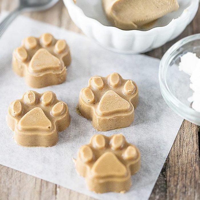 Hondenkoekjes in kerstvorm