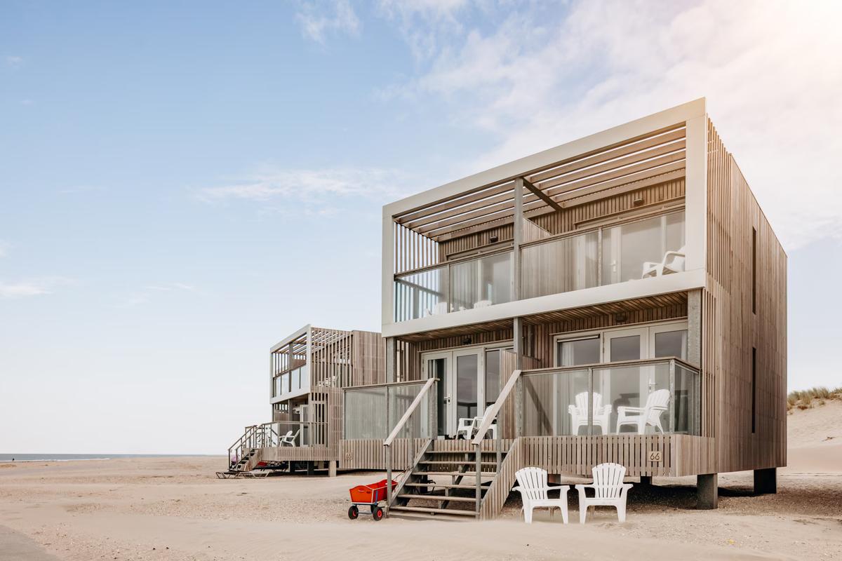 Strandhuisje met hond in Hoek van Holland
