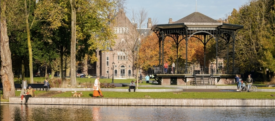 Hondenspeeltuin in Amsterdam met speeltoestellen