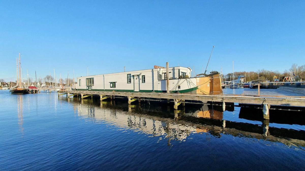 Hondvriendelijke woonboot in Nederland