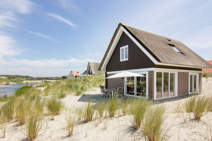 Design vakantiehuis met hond in de duinen
