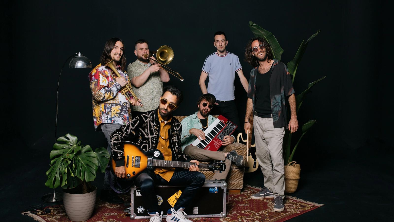 Los seis integrantes de la banda El Globo