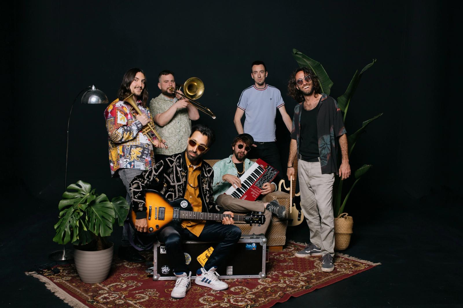 Los seis integrantes de la banda El Globo