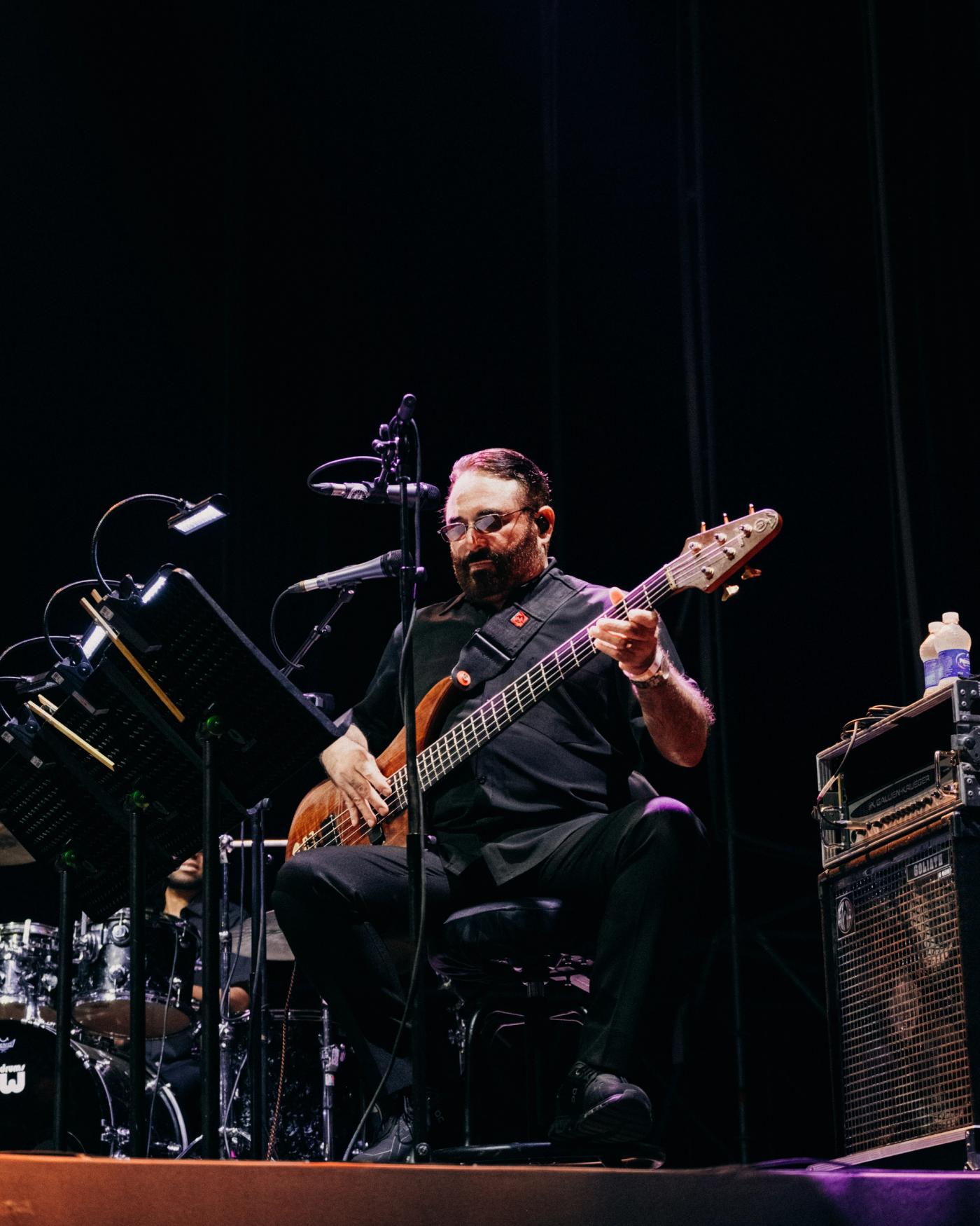 Roberto Delgado con guitarra