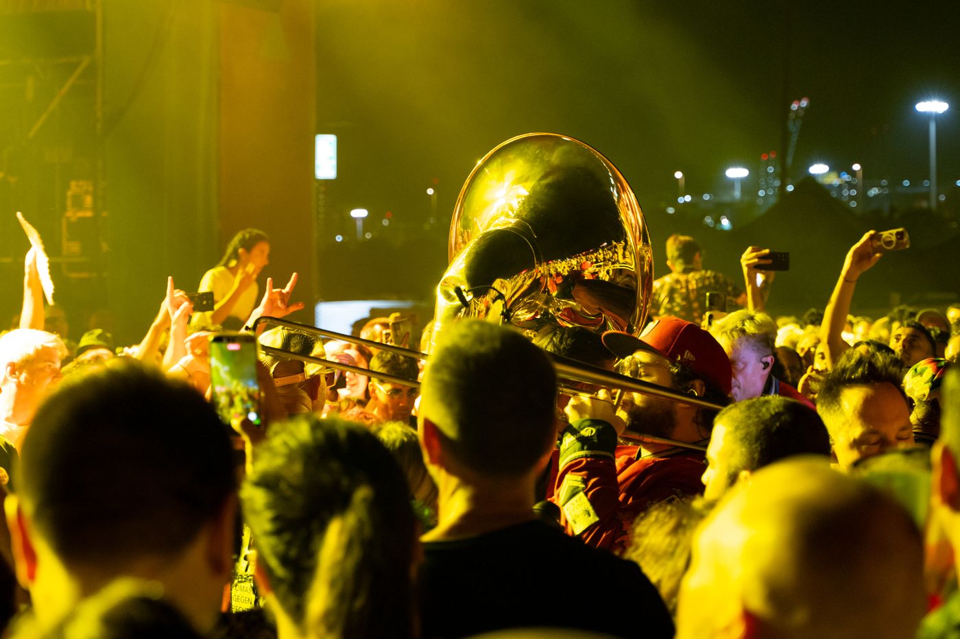 Público levantando los brazos alrededor de una tuba durante el show de Meute