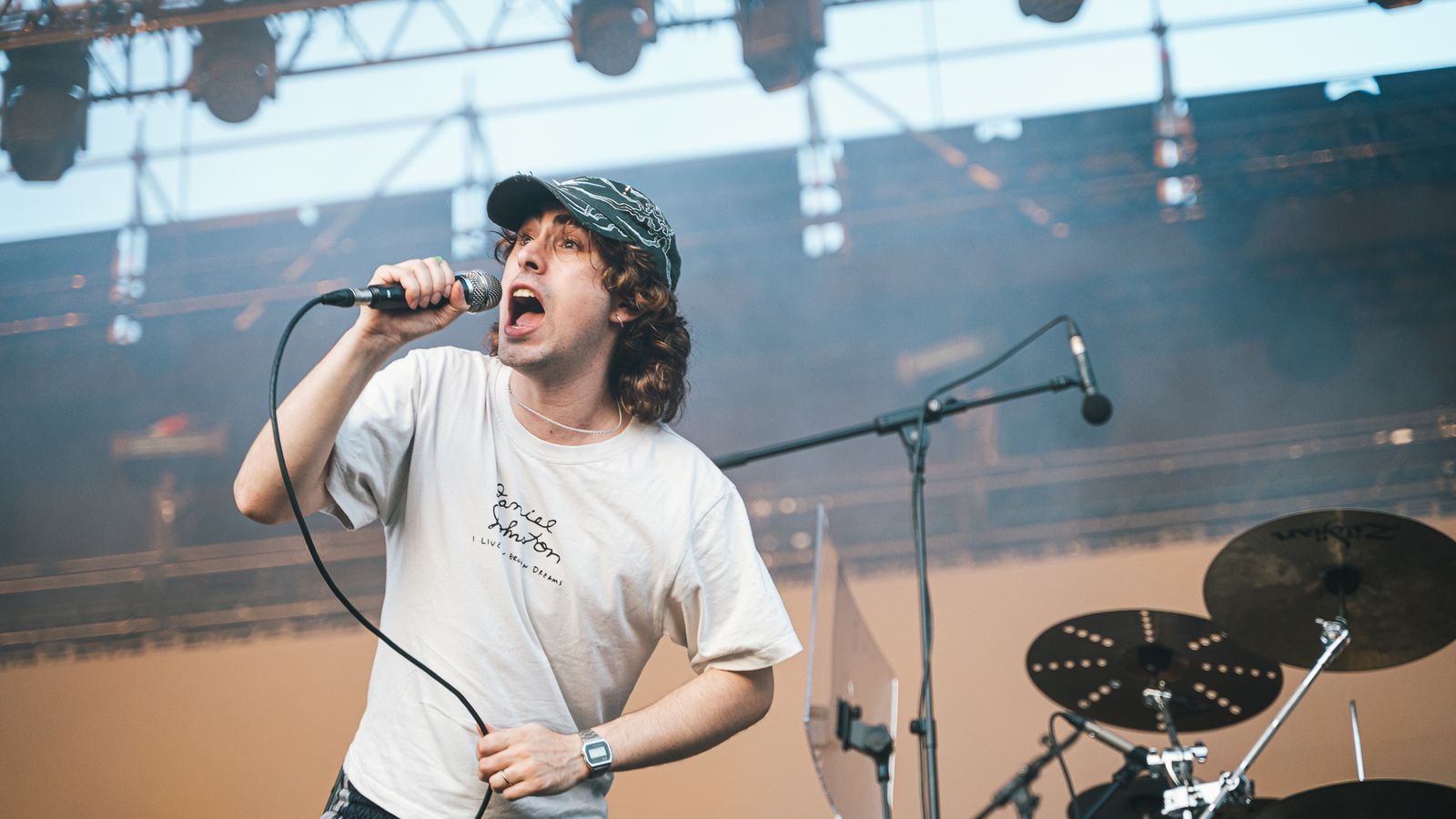 Marcos Crespo, cantante de Depresión Sonora, cantando de cerca frente al micrófono en FAR Valencia