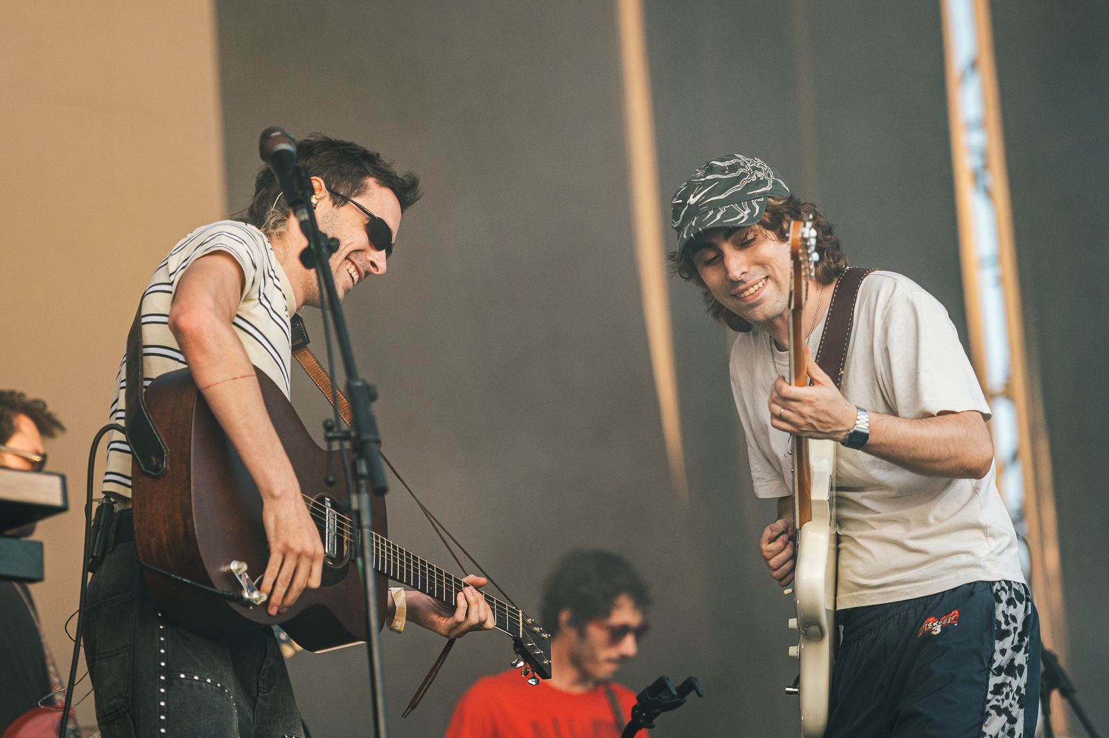 Dos guitarristas de Depresión Sonora sonriendo entre ellos durante el concierto