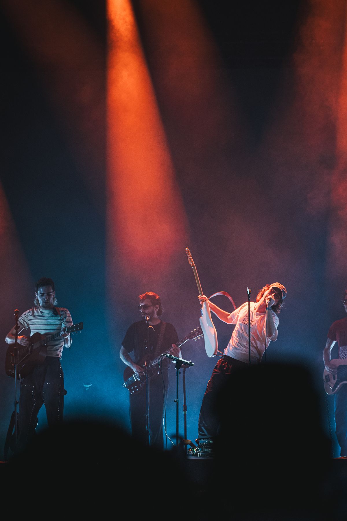 La banda completa de Depresión Sonora tocando en el escenario bajo luces de colores
