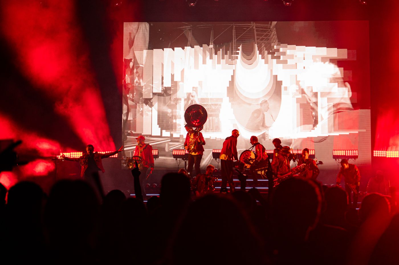 Pantalla gigante con el logo de Meute detrás de la banda sobre el escenario