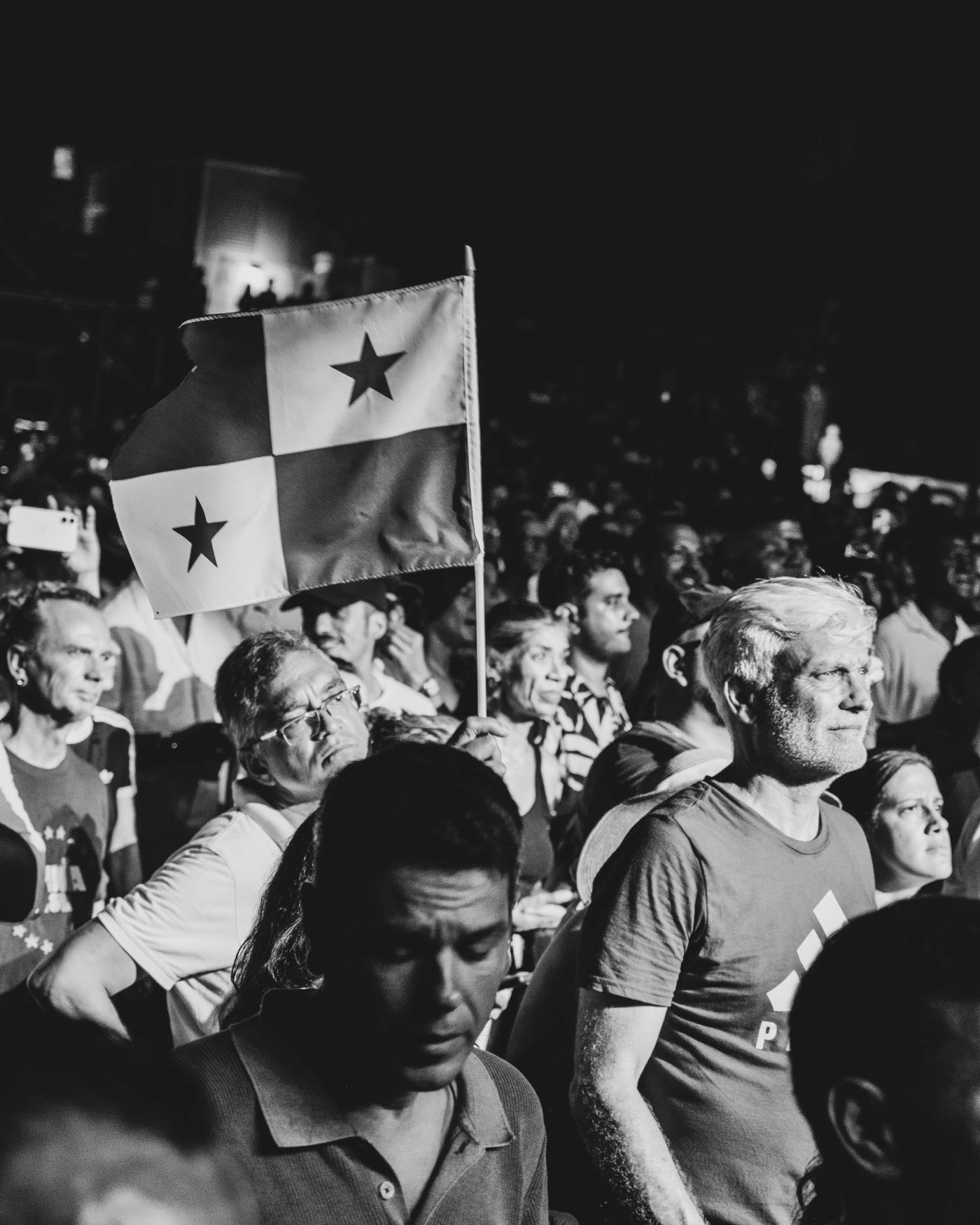 Público con bandera de Panamá