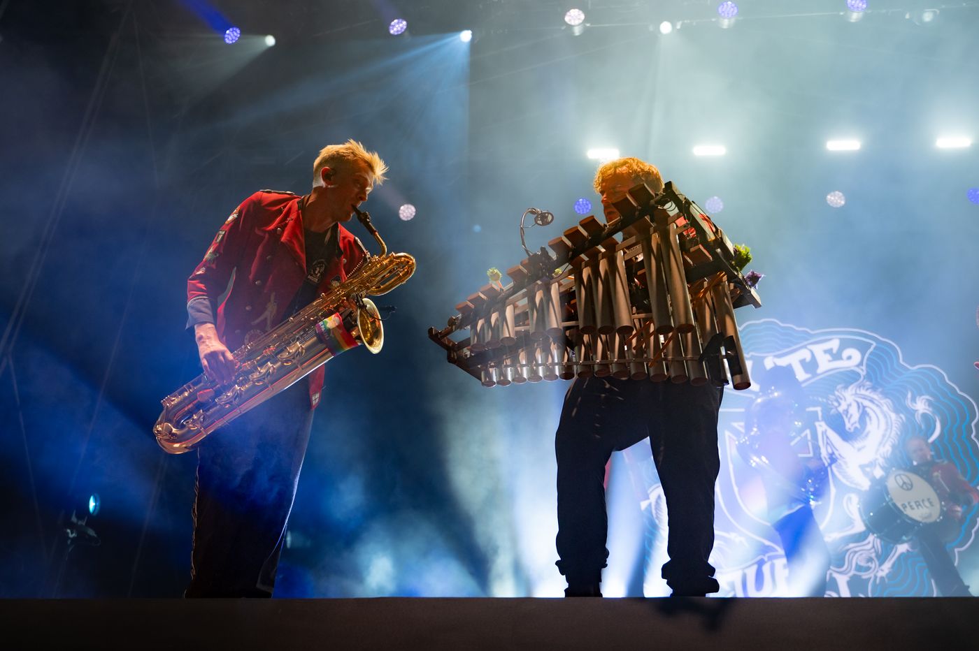 Dos músicos de Meute tocando saxofón y un instrumento de viento personalizado