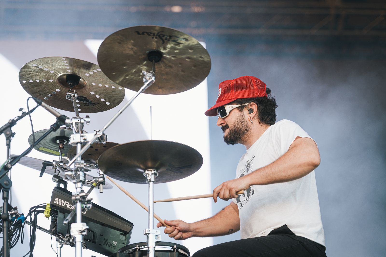 El baterista de Depresión Sonora tocando un set híbrido de acústico y electrónico en el show