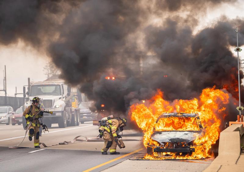 Feuerwehr löscht brennendes Auto | Bild: Styves Exantus | carbonify