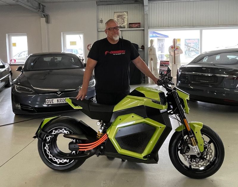 Ove Kröger mit seinem neuen E-Motorrad