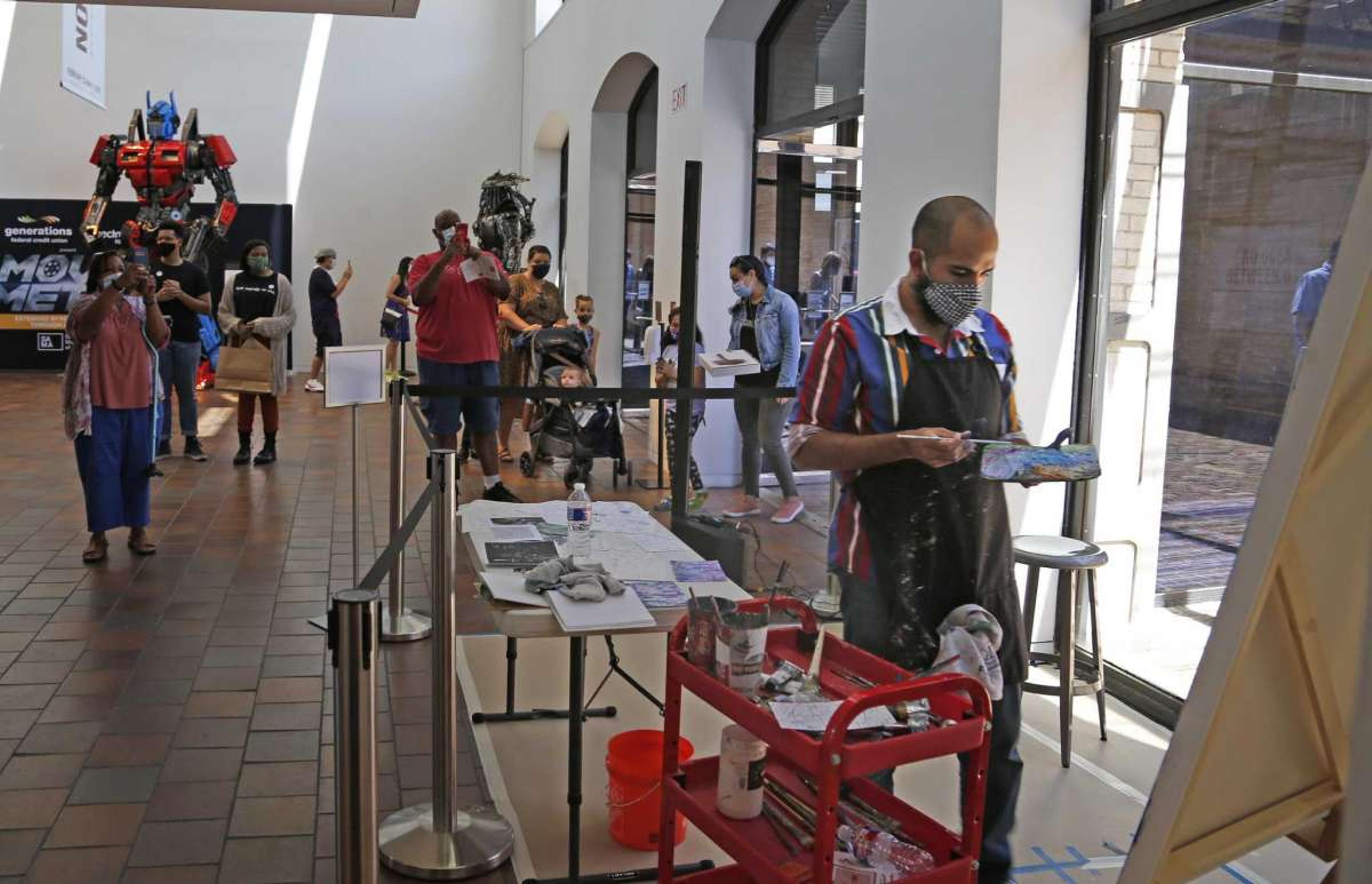 Raul Rene Gonzalez painting at the San Antonio Art Museum during "Jazz in Action"