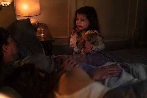My child does not sleep well at night: what to do at each stage of childhood illustration